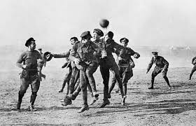 .gencatan senjata pada tanggal 11 november 1918 yang kelak dikenal sebagai hari gencatan sebab terjadinya perang. Ketika Natal Menghentikan Sejenak Perang Dunia I Kumparan Com