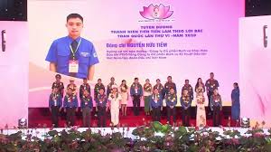 Kết liên lại, thanh niên chúng ta cùng nhau đi lên / giơ nắm tay thề, g. Ä'oan Vien Ptsc Ä'Æ°á»£c Tuyen DÆ°Æ¡ng Thanh Nien Tien Tiáº¿n Lam Theo Lá»i Bac