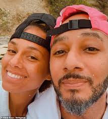 Mit gatte swizz beatz hat die sängerin bereits den zweijährigen doch bei einem kind soll es nicht bleiben. Alicia Keys Und Swizz Beatz Sagen Sie Verbrachten Mehr Zeit Zusammen In Der Quarantane Als Je Zuvor Aktuelle Boulevard Nachrichten Und Fotogalerien Zu Stars Sternchen