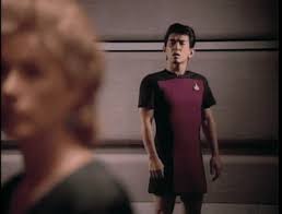 Waarom mannen mini-jurken droegen in "Star Trek: The Next Generation" :  r/startrek