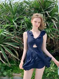 Chloe Chuu - Free pics, galleries & more at Babepedia