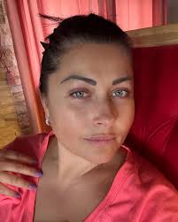 Azi mi-am luat un timp de răgaz doar pentru mine... Și ca să fiu sigură că  o să fie așa, m-am ascuns în cel mai îndepărtat ungher din casă. Ha ha ha