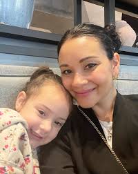 Mom, 35, Recalls First Colorectal Cancer Symptoms She Dismissed