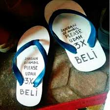 10 Cara Unik Buat Mengamankan Sandal Jepit Ini Bikin Ngakak Bisa Nih Dicoba Yukepo Com