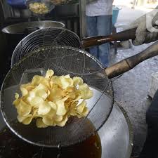 Keripik singkong pedas, keripik singkong rasa bawang, original, rasa keju, coklat, barbeque, dan aneka rasa lainnya. 12 Cara Membuat Keripik Singkong Renyah Empuk Dan Tahan Lama Enak Aneka Rasa Hot Liputan6 Com