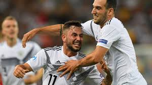 Einige dänische spieler haben einen sichtschutz um den am boden liegenden eriksen gebildet, während die christian eriksen ist bei einem angriff an der seitenlinie nach einem sprint umgekippt. Richter Ist Spieler Des Danemark Spiels Dfb Deutscher Fussball Bund E V
