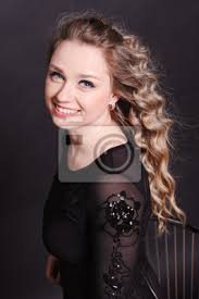 Wer die 90 knackt, ist nicht mehr alt, sondern schon ein hochbetagter. Schone Blonde Frau 20 25 Jahre Alt Lachelnd Auf Schwarzem Hintergrund Fototapete Fototapeten Schone Bei Mode Myloview De