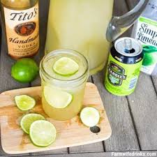 Monday S Are For Moscow Mules Moscow Mule Punch Is The Perfect Large Batch Cocktail Recipe Combining Lim Punch Drinks Moscow Mule Drink Recipes Limeade Drinks