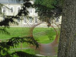 Dans ma jeunesse, cette communauté préparait des semis de toutes sortes sous serres et tous les gens des alentours. Parc De Sculptures Du Chateau Des Peres Photo De Parc Du Chateau Des Peres Pire Sur Seiche Tripadvisor