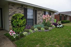 Landscape Ideas For Front Of A Brick Ranch Style House Front Yard Landscaping Pictures Front Yard Landscaping Design Ranch House Landscaping Home Landscaping