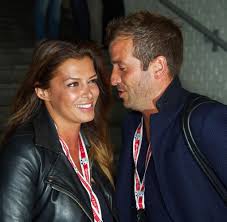 But van der vaart still found time to pose for photographs with two young fans at hamburg airport. Zickenkrieg Sylvie Van Der Vaart Wirft Freundin Unmoral Vor Welt