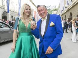 Salzburg, austria — chi son io, tu non saprai, the stage director romeo castellucci said during a recent interview in the lobby of the salzburg festival's main theater. Festspiele Oper Don Giovanni Feiert In Salzburg Premiere Salzburg24