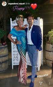 Is she dating or bisexual? Raquel Argandona Compartio Romantica Foto Junto A Su Pareja