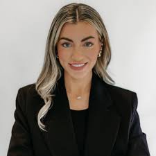 We're all smiles reliving our 2022 Sunglass Hut Summit in Honolulu, Hawaii  🌞🕶️! Our Retail and Leadership Teams came together to recognize the  amazing people & teams who help bring warmth into