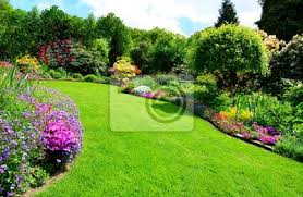 Foto über die schönheit der gärten und der schönen blumen. Schoner Garten Mit Perfektem Rasen Leinwandbilder Bilder Myloview De