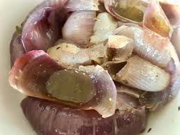 Cuocetele a 900 watt per circa 9 minuti, poi togliete dal microonde, condite con sale, pepe e olio e infine servite le cipolle al microonde! La Cipolla Di Tropea Cotta Nel Forno Cipolle Forno