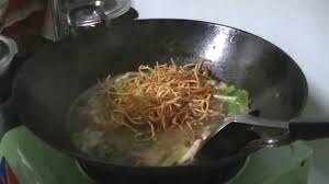 200 gm mee 2 biji bawang putih ditumbuk 50 gm isi ayam 50 gm udang 50 gm sotong kicap pekat sos tiram kobis, lobak merah setelah kuah masak, tuangkan atas mee yang telah digoreng degan kicap. Resepi Yee Mee Hailam