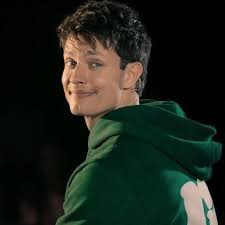 Recogí a un joven de camino a casa esta noche. Charlamos un rato y le dije:  «De verdad que te pareces a Harry Styles». Me respondió: «Es porque yo soy  Harry Styles».