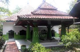 Makam keramat di guci tegal : Wisata Religi Di Makam Ki Ageng Anggawana Tegal Cendana News