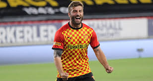 Galatasaray, göztepe'den ayrılan alpaslan öztürk ve kasımpaşa'yla yollarını ayıran aytaç kara'yı kadrosuna kattığını resmen açıkladı. Galatasaray Alpaslan Ozturk U Ve Aytac Kara Yi Transfer Etti