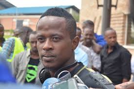 Kocha wa Simba, Joseph Omog amesema, amewasiliana na viongozi wa klabu hiyo  wawasiliane na Emmanuel Okwi na Haruna Niyonzima waende wajiunge na wenzao  Afrika Kusini. “Nawahitaji Okwi na Niyonzima haraka, hawana majukumu