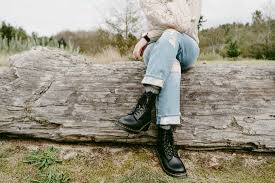 Odkryj docs black boots stockowych obrazów w hd i miliony innych beztantiemowych zdjęć stockowych, ilustracji i wektorów w kolekcji shutterstock. Doc Martens Clemency 2 Ways To Style My Fave Combat Boots With Jeans The Mom Edit