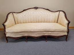 While an entire sofa decked out in houndstooth check might be a bit too stylistically hedonistic, a settee in the same pattern can feel perfectly apropos. Early 1900 S Antique Victorian Loveseat Settee Sofa Chaise Couch Vintage Victorian Victorian Sofa Victorian Couch Antique Couch