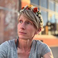 Eek, I'm turning 45 tomorrow!! (Can you tell which one is me in the second  photo? @robinlaughlin @ellenmchristensen don't give it away! 😉) In honor  of my birthday year 1980, the bouquet