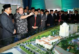 ''equine capital bhd group executive chairman datuk patrick lim soo kit kneeling and weeping over the covered body of his friend joseph chan sum foo, the general manager of associate company abad naluri sdn bhd who was killed when a whirling helicopter rotor blade struck his head at the property. Jb Will The Malaysian Border Town Grow Up To Usurp Singapore Edgeprop My
