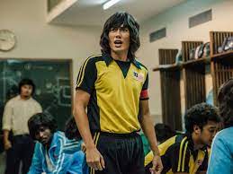 Filem ola bola menampilkan pelakon bront palarae sebagai pengulas bola sepak seperti hasbullah awang dengan beberapa barisan pelakon baru seperti muhd luqman hafidz, chee jun cherng dan low sin mun. Ola Bola Theme Song Nominated For Taipei Golden Horse Film Festival News Features Cinema Online