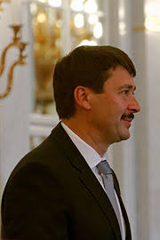Például áder jani nem nagyon, mert ugye a parlamentben. Ader Janos Wikipedia