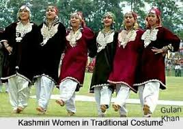 Kashmiri Women S Traditional Kashmiri Dresses Jewellery Traditional Dresses Traditional Indian Dress Traditional Fashion