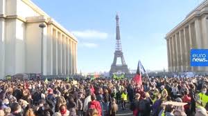 Ένοπλοι αστυνομικοί αναπτύχθηκαν σε τμήματα της πόλης ντιζόν, στην ανατολική γαλλία, έπειτα από τα επεισόδια που ξέσπασαν ανάμεσα σε. Gallia Xiliades Diadhlwtes Kata Toy N S Poy Periorizei Th Metadosh Eikonwn Astynomikwn Sofokleousin