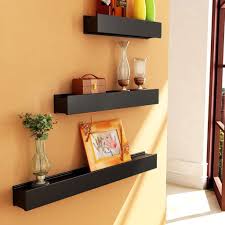 Rak dinding minimalis di ruang tamu merupakan salah satu elemen yang dapat membuat ruangan terlihat tak hanya cantik tetapi juga fungsional. Rak Dinding 1