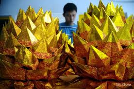 Hiasan dari kertas origami ini cocok dipajang di manapun, terutama pada bagian dinding kamar. Hiasan Imlek Dari Kertas Origami Nusagates