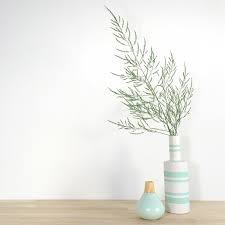 Utilisez les vases cylindriques en verre dans un sens pour une. Vase A Rayures Vert D Eau Bloomingville