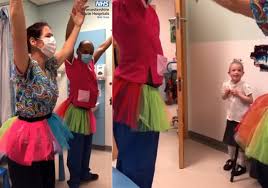 Novinhas dançando no banheiro de calcinha. Medicos Dancam Bale No Quarto Pra Animar Menina Com Cancer Surpresa So Noticia Boa