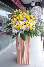 pin by angel florist on how to wrap flowers how to wrap flowers table decorations bridesmaid