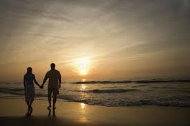 Couple Walking On Beach At Sunset Silhouette Of Couple Walking On Beach At Suns Sponsored Silhouette Couple Couple Beach Photos Beach Couples Walking