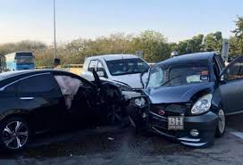 Semalam, seorang rakan pejabat merak jalanan berkongsi video kemalangan jalan raya di sungai besi membabitkan sebuah motosikal dan kereta myvi putih. Memandu Lawan Arus 4 Kenderaan Terbabit Kemalangan