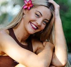 Dora Mackay's Instagram, Twitter & Facebook