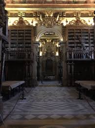 noite na biblioteca joanina pormenor das mesas tapadas turismouc casas