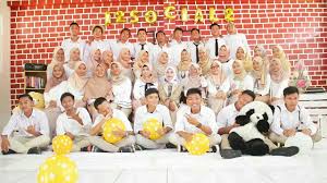 Dia aku suruh duduk di ruang tamu dan aku ambilkan air putih untuknya karena terlihat kehausan. Gambar Foto Buku Tahunan Siswa Ilmusosial Id