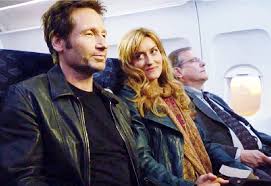 «californication» — американский телесериал производства телеканала «showtime», повествующий о жизни писателя хэнка муди, роль которого исполнил дэвид духовны. Californication Series Finale Did Hank And Karen Get Their Happy Ending Tv Guide