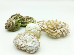 Vi propongo qui alcuni di questi dolcetti, continuiamo con gli ricciarelli o ricciatelli, che non sono assolutamente quelli senesi.partono tutti dagli stessi ingredienti principali, mandorle , zucchero e uova ma negli amaretti amari si usa una percentuale importante di mandorle amare.si inizia a frullare le mandorle, bisogna avere un buon cutter e fare a attenzione a non tirare fuori l. Acquista Dolcetti Di Pasta Di Mandorla Su Golosita Del Salento Prodotti Tipici Di Puglia