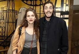 Her writing is characterized by an experimental style which questions hierarchical social structures from a feminist perspective. Mesaluisa Sic Oferece Programa A Mae De Luisa E Salvador Sobral