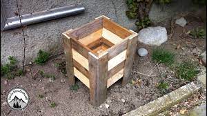 Fabrication d'un bac à fleur uniquement à partir de palettes. Comment Fabriquer Un Bac A Fleur En Palette Youtube