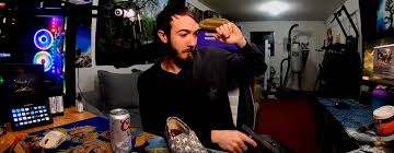 A person who broadcasts his or herself in real time (referred to as streaming) while playing video games is known as a streamer. Twitch Bannt Cod Streamer Weil Er Eine Pistole Abfeuert