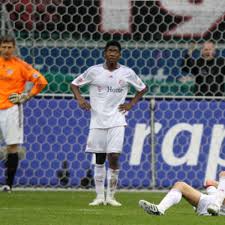 Təcrübəli müdafiəçi oyunda bir məhsuldar ötürmə ilə. Doppelfehler Von David Alaba Ein Albtraum Fc Bayern