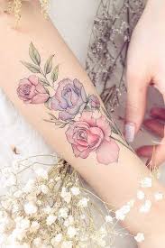 33 Rose Tattoos Und Ihr Ursprung Symbolismus Und Bedeutungen Bedeutungen Ihr Rose Symbolismus Tattoos Und Rose Tattoos Rose Tattoo Design Neck Tattoo